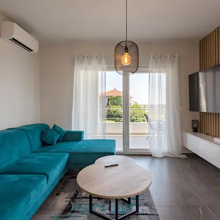 Karlo * Τρογκίρ